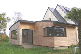 Exemple d'extension en ossature et bardage bois, toiture en zinc