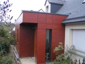 Bardage d'une extension en composite bois-résine